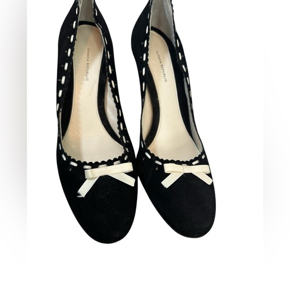 Banana Republic Black Suede Heel Ivory Bow Sz 10 - Picture 2 of 7